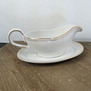 Royal Doulton Paramount Gold 2006 Gravy boat and underplate, gold rim porcelain
